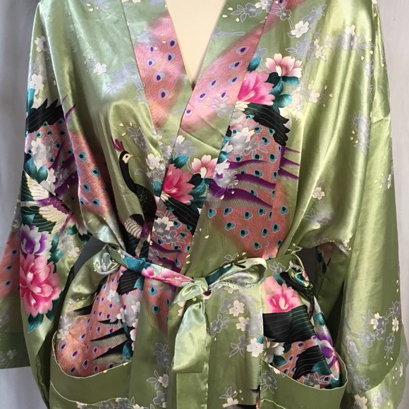 100% silk robe kimono in pistachio  with a floral/peacock print. - Picture 4 of 7